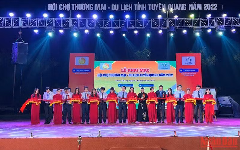 Các đại biểu cắt băng khai mạc Hội chợ.