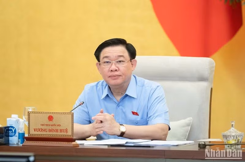 Chủ tịch Quốc hội Vương Đình Huệ điều hành phiên họp. (Ảnh: DUY LINH)