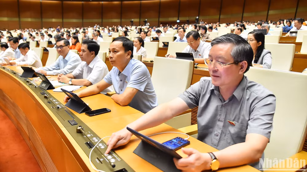 Các đại biểu Quốc hội biểu quyết thông qua Luật Lưu trữ (sửa đổi). (Ảnh: THỦY NGUYÊN)