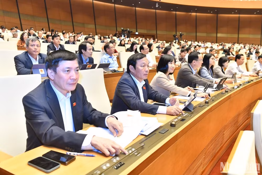 Đại biểu Quốc hội biểu quyết thông qua dự thảo Luật Căn cước. (Ảnh: ĐĂNG KHOA)