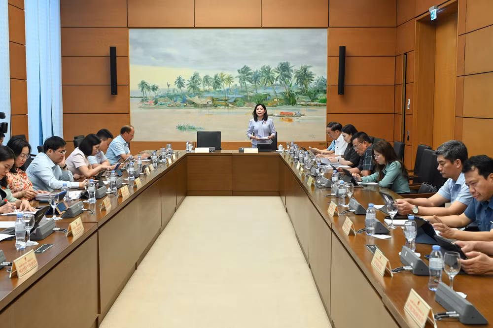 Quang cảnh phiên thảo luận ở tổ 13. (Ảnh: BÙI GIANG)