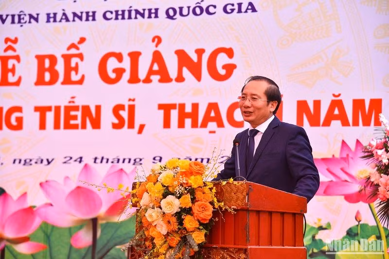 Giám đốc Học viện Hành chính Quốc gia Nguyễn Bá Chiến phát biểu bế giảng. (Ảnh: NHẬT QUANG)