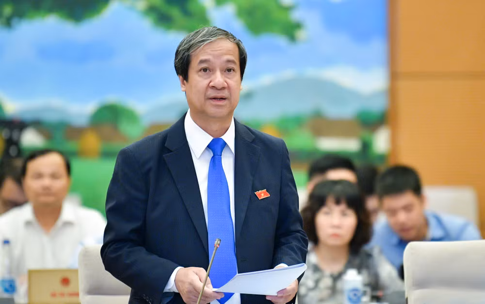 Bộ trưởng Giáo dục và Đào tạo Nguyễn Kim Sơn báo cáo tại phiên họp.