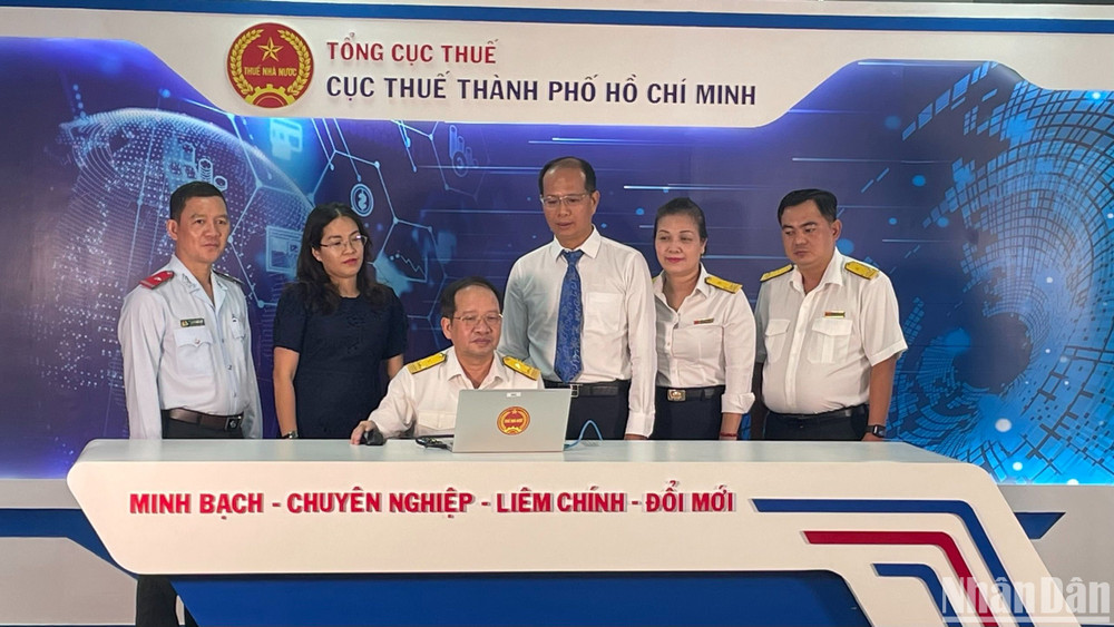 Lãnh đạo Cục Thuế Thành phố Hồ Chí Minh và Hội đồng giám sát tiến hành bấm nút điện tử chọn hóa đơn may mắn.