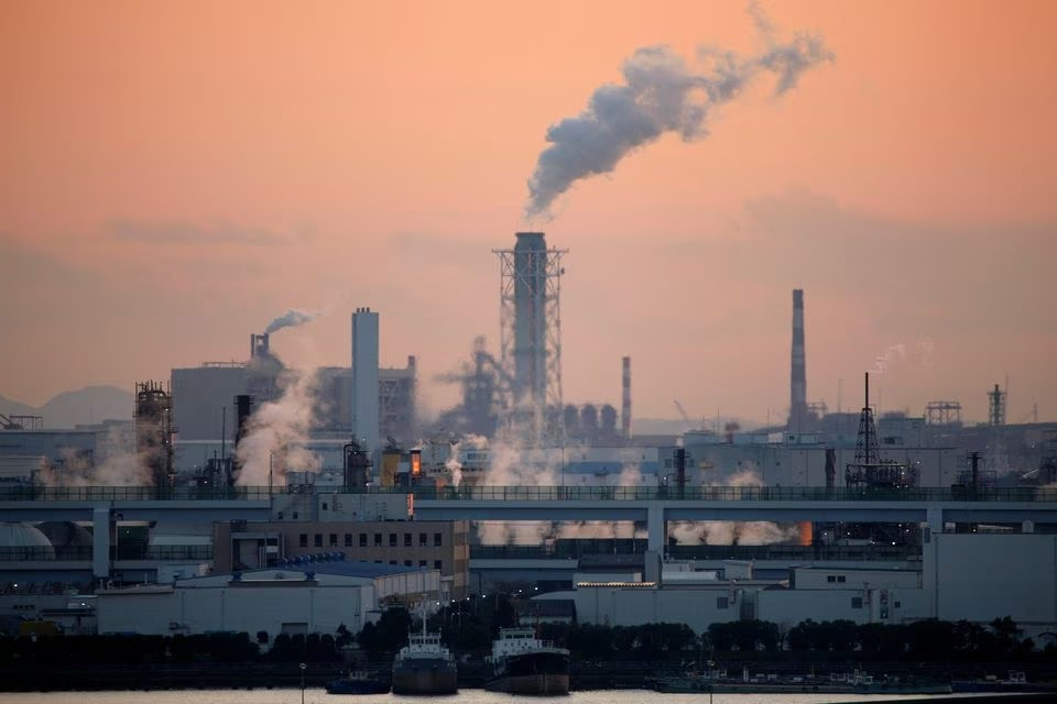 Khí thải thoát ra từ các nhà máy gần Tokyo, Nhật Bản. (Ảnh: Reuters)