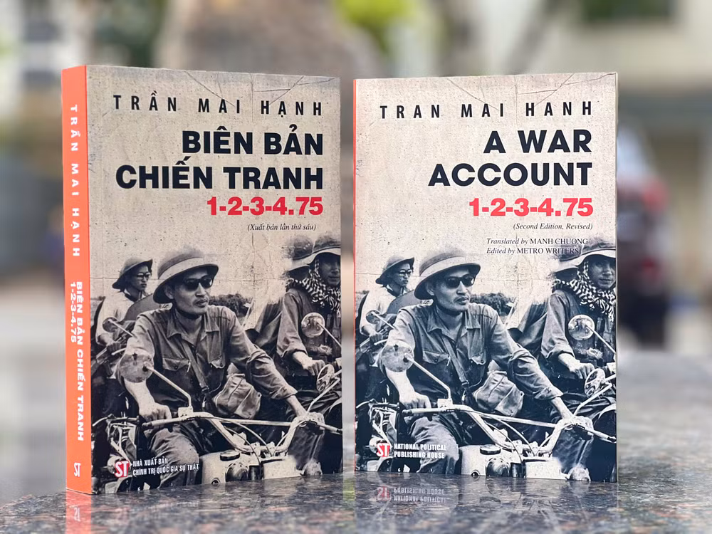Cuốn sách "Biên bản chiến tranh 1-2-3-4.75" phiên bản tiếng Việt và tiếng Anh.