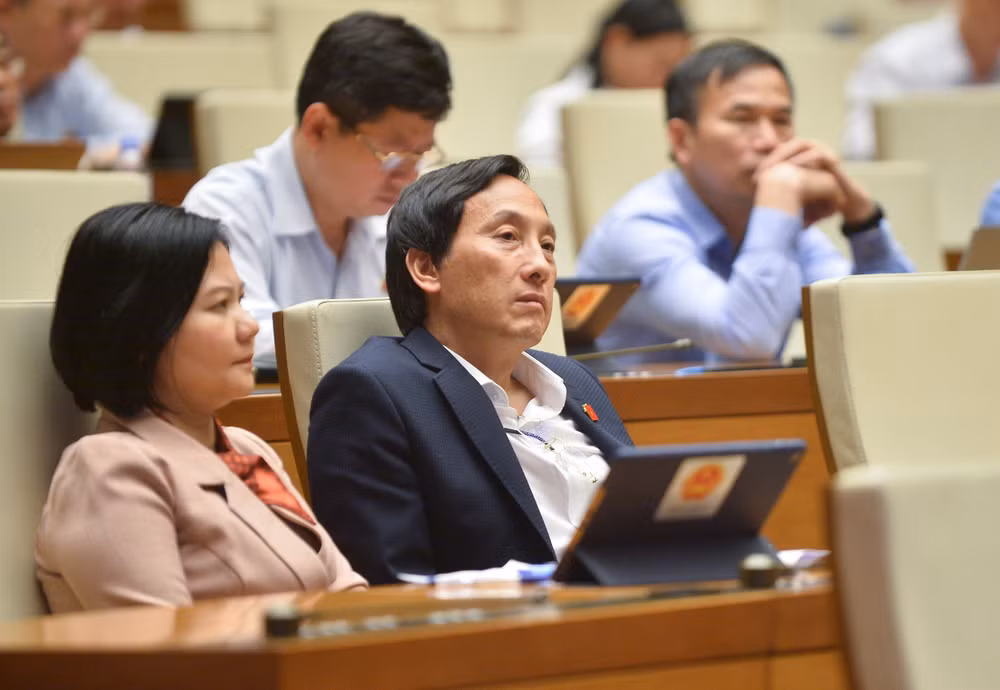 Các đại biểu dự phiên thảo luận về dự án Luật Đất đai (sửa đổi).