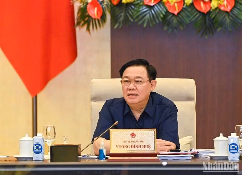 Chủ tịch Quốc hội Vương Đình Huệ cho ý kiến vào dự thảo Luật Đất đai (sửa đổi) trong phiên họp sáng 25/8. (Ảnh: DUY LINH)