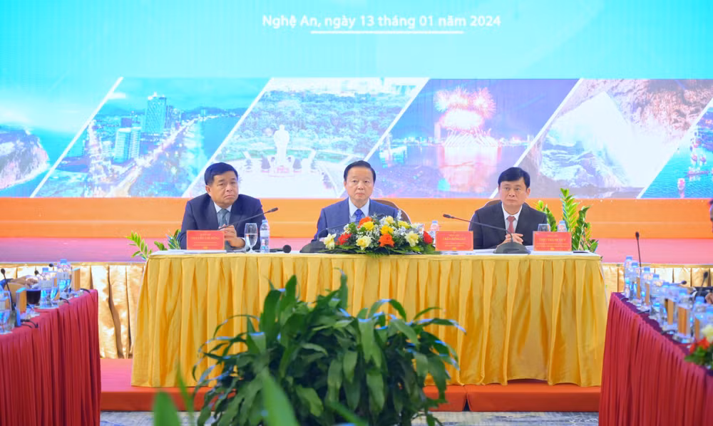 Phó Thủ tướng Chính phủ Trần Hồng Hà, Bộ trưởng Kế hoạch và Đầu tư Nguyễn Chí Dũng và Bí thư Tỉnh ủy Nghệ An Thái Thanh Quý điều hành hội nghị.