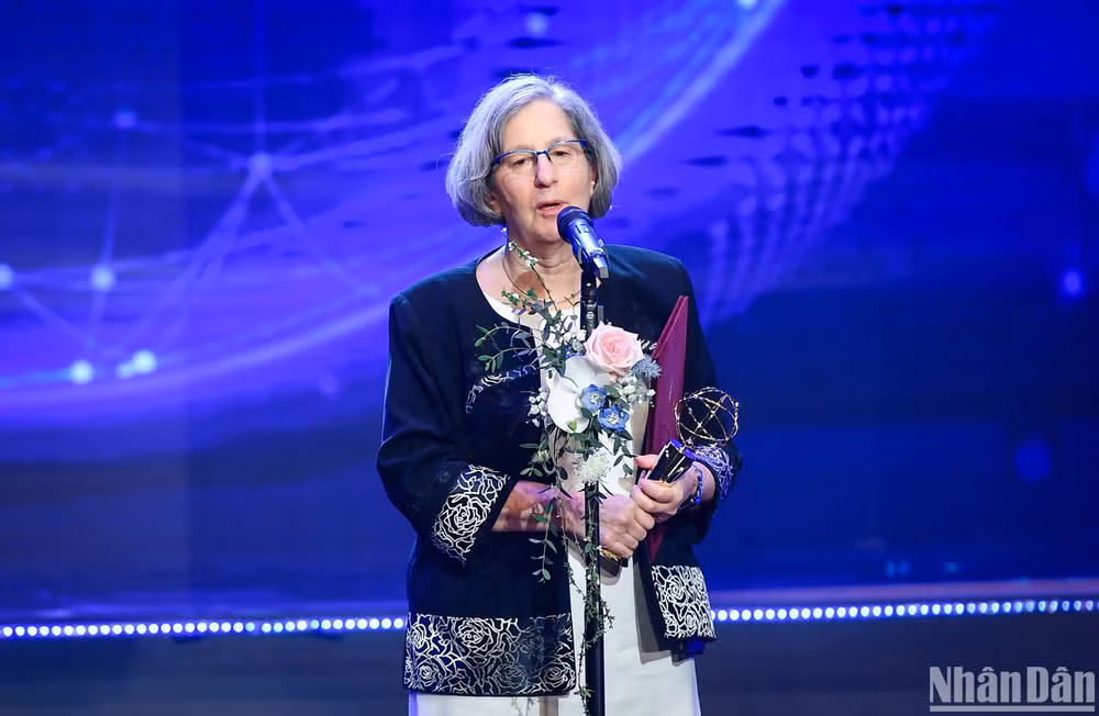 Giáo sư Susan Solomon phát biểu cảm nghĩ sau khi nhận giải thưởng. (Ảnh: THÀNH ĐẠT)