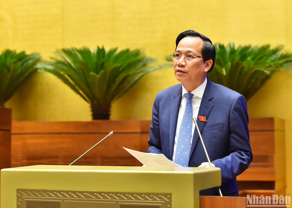 Bộ trưởng Lao động - Thương binh và Xã hội Đào Ngọc Dung trình bày Tờ trình về dự án Luật Bảo hiểm xã hội (sửa đổi). (Ảnh: THỦY NGUYÊN)