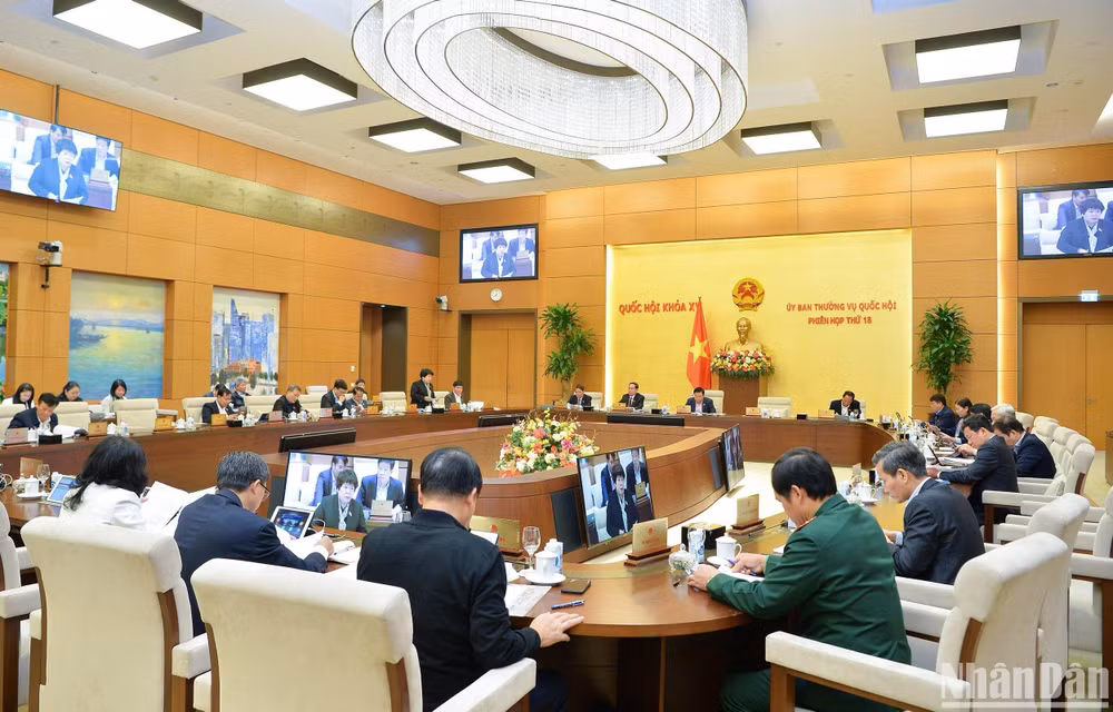 Quang cảnh phiên họp sáng 14/12. (Ảnh: DUY LINH)