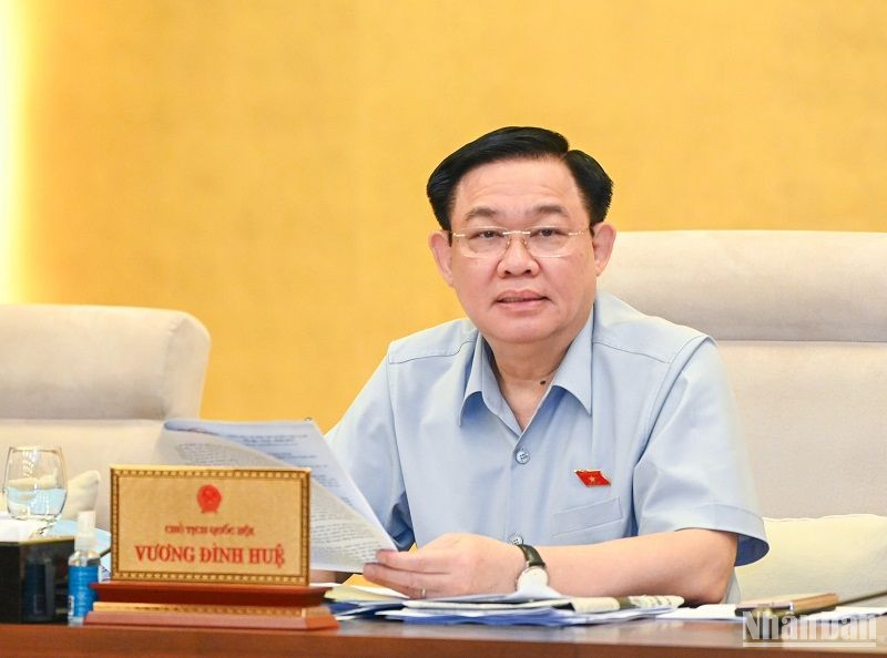 Chủ tịch Quốc hội Vương Đình Huệ phát biểu ý kiến trong phiên họp Ủy ban Thường vụ Quốc hội sáng 12/9. (Ảnh: DUY LINH)
