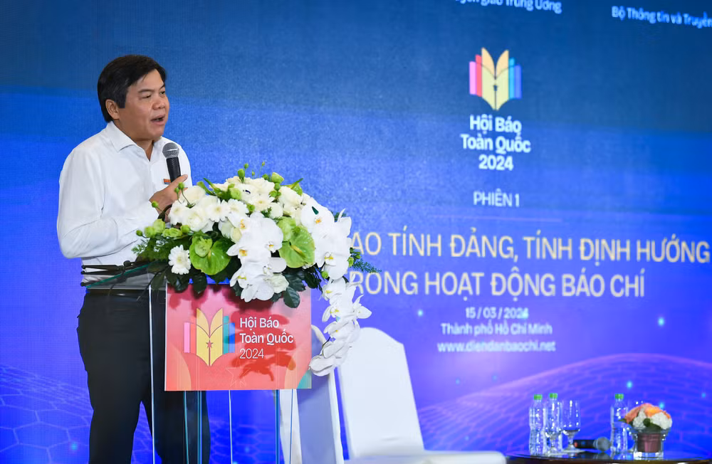 Nhà báo Tăng Hữu Phong, Tổng Biên tập Báo Sài Gòn Giải Phóng, tham luận tại phiên họp.