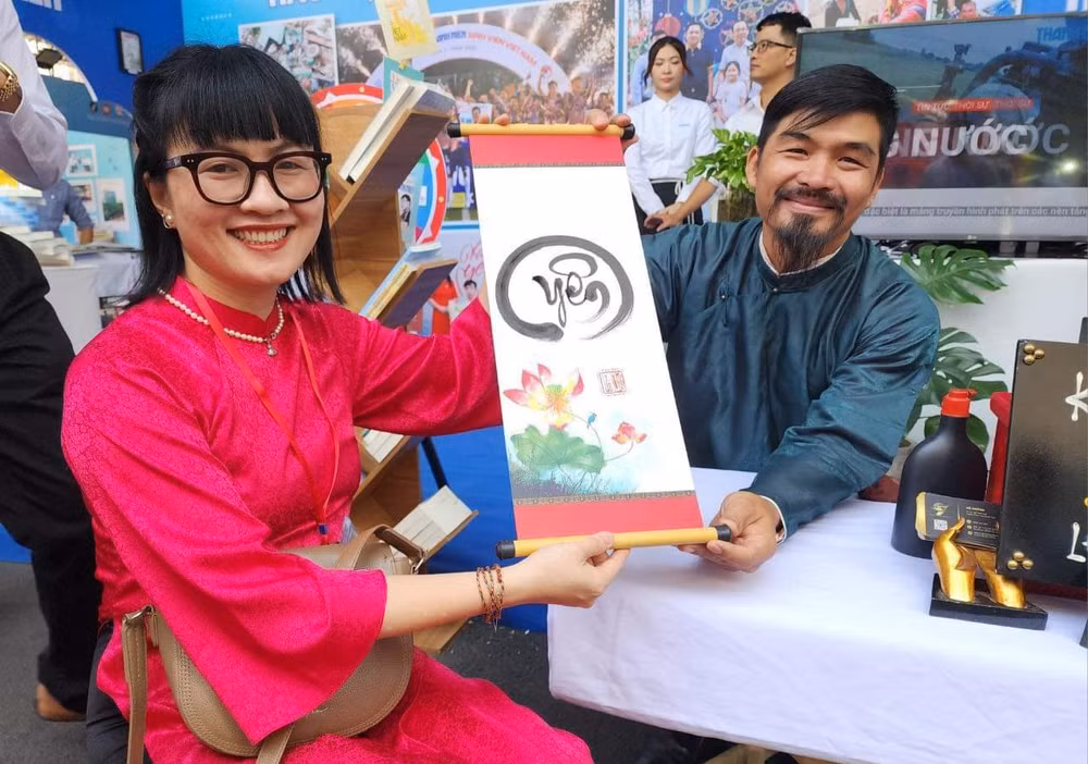 Kỷ lục gia Vũ Dương - từng là một nhân vật của Báo Thanh Niên có mặt tại Hội báo để tặng chữ viết thư pháp cho các khách tham quan. Kỷ lục gia Vũ Dương - từng là một nhân vật của Báo Thanh Niên có mặt tại Hội báo để tặng chữ viết thư pháp cho các khách tham quan.