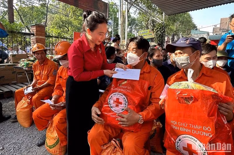 Chủ tịch Hội Chữ thập đỏ tỉnh Bình Dương Nguyễn Thị Lệ Trinh tặng quà cho công nhân, người lao động.
