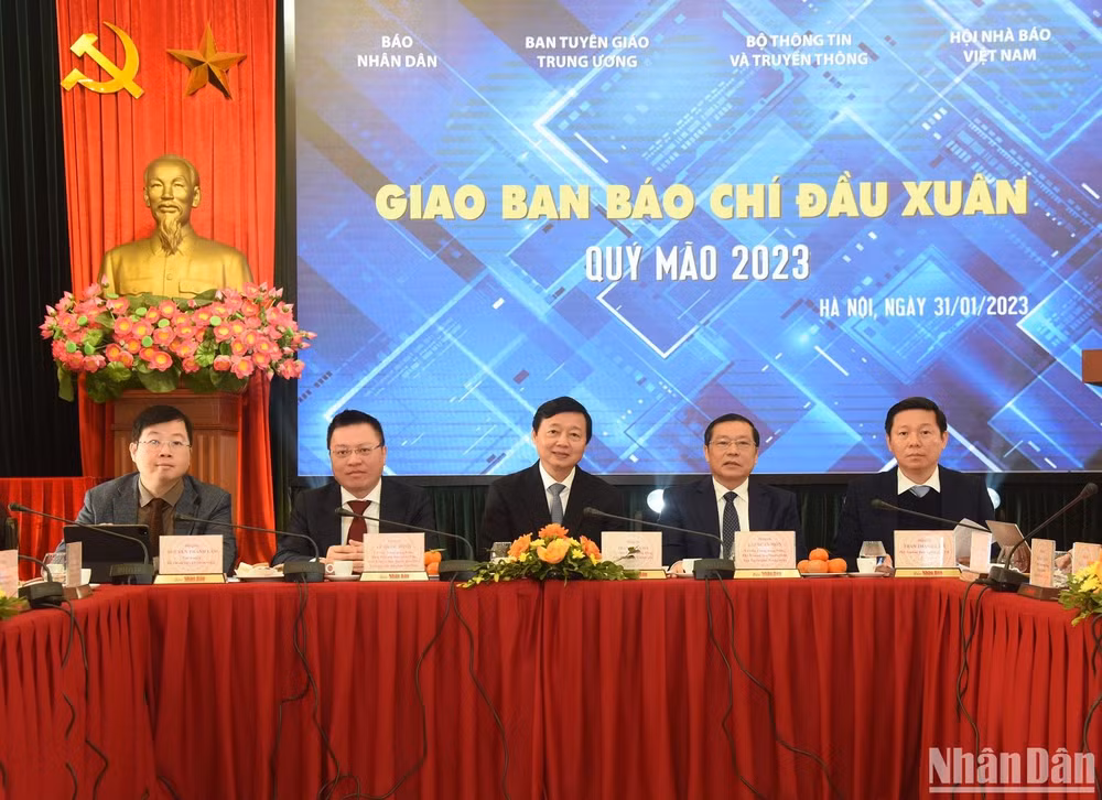 Phó Thủ tướng Trần Hồng Hà và các đại biểu chủ trì giao ban báo chí đầu xuân. (Ảnh: TRẦN HẢI)