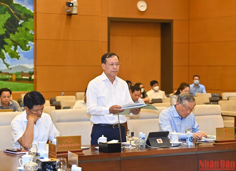 Phó Chánh án Thường trực Tòa án nhân dân tối cao Nguyễn Trí Tuệ trình bày Tờ trình về dự thảo Pháp lệnh. (Ảnh: DUY LINH)