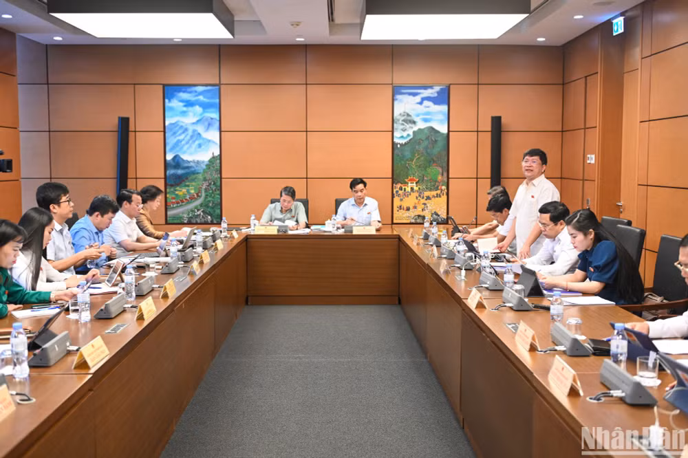 Quang cảnh một phiên thảo luận tổ chiều 7/5. (Ảnh: BÙI GIANG)