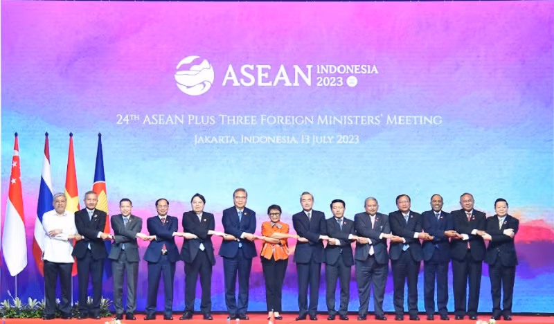 Các Bộ trưởng Ngoại giao ASEAN+3 chụp ảnh chung tại Hội nghị. 