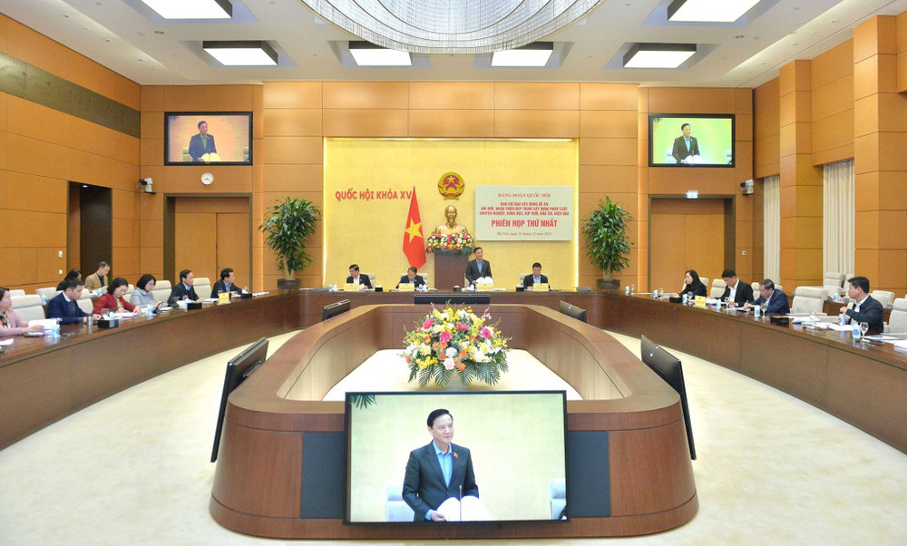 Phó Chủ tịch Quốc hội Nguyễn Khắc Định chủ trì Phiên họp thứ nhất Ban Chỉ đạo xây dựng Đề án đổi mới, hoàn thiện quy trình xây dựng pháp luật chuyên nghiệp, khoa học, kịp thời, khả thi, hiệu quả. (Ảnh: daibieunhandan.vn)
