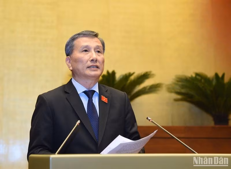 Chủ nhiệm Ủy ban Khoa học, Công nghệ và Môi trường Lê Quang Huy báo cáo một số vấn đề lớn trong giải trình, tiếp thu, chỉnh lý dự thảo Luật Tài nguyên nước (sửa đổi). (Ảnh: DUY LINH)