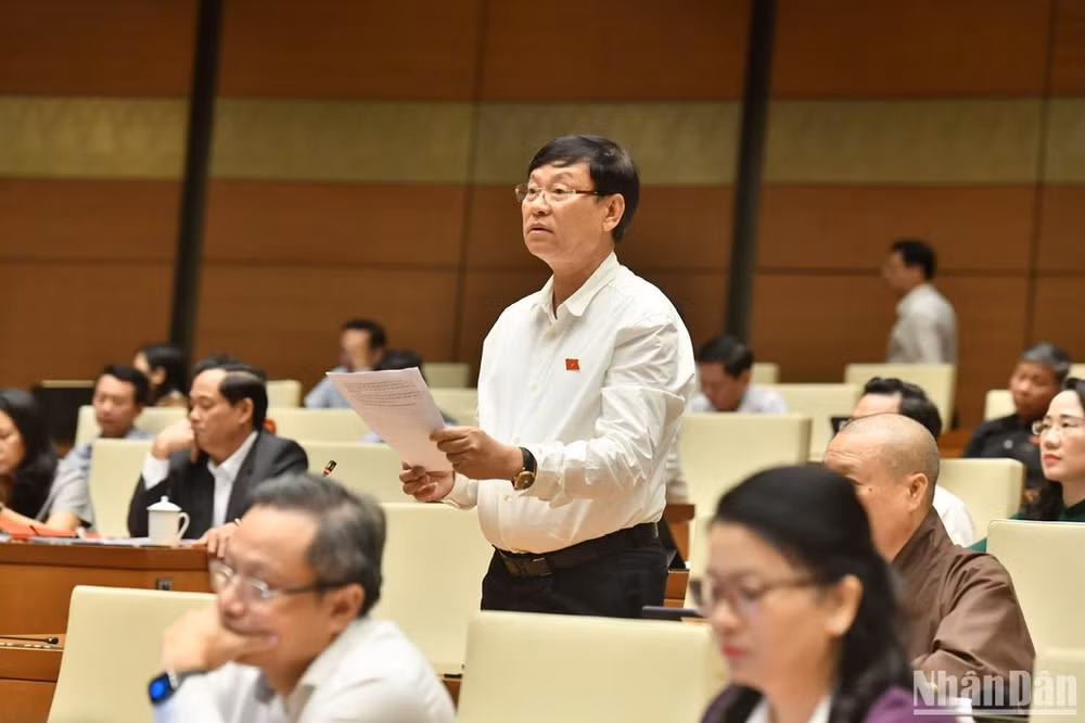 Đại biểu Nguyễn Hữu Chính (đoàn Hà Nội) phát biểu ý kiến thảo luận ở hội trường sáng 3/11. (Ảnh: ĐĂNG KHOA)