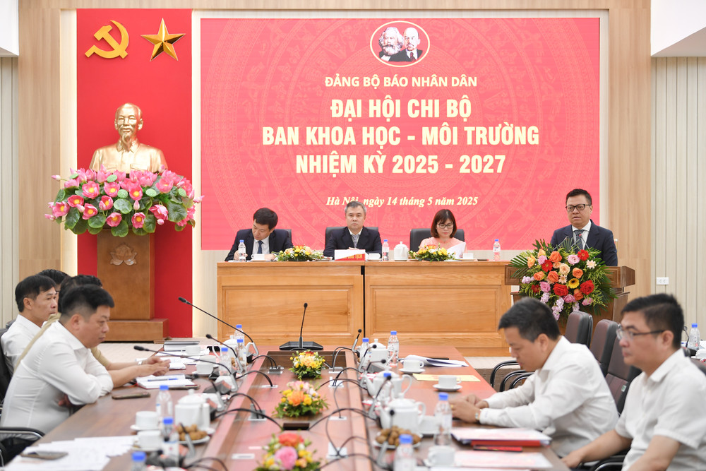 Đồng chí Lê Quốc Minh cho biết, những năm qua, Báo Nhân Dân đã quyết liệt đẩy mạnh ứng dụng khoa học công nghệ và chuyển đổi số trong hoạt động của tòa soạn. (Ảnh: THẾ ĐẠI) Đồng chí Lê Quốc Minh cho biết, những năm qua, Báo Nhân Dân đã quyết liệt đẩy mạnh ứng dụng khoa học công nghệ và chuyển đổi số trong hoạt động của tòa soạn. (Ảnh: THẾ ĐẠI)
