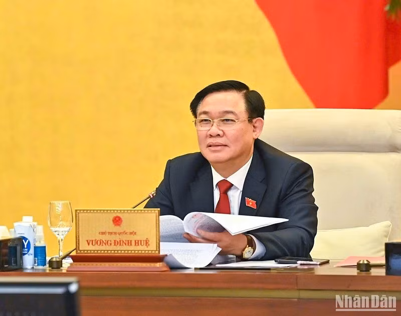 Chủ tịch Quốc hội Vương Đình Huệ góp ý kiến vào dự thảo Nghị quyết. (Ảnh: DUY LINH)