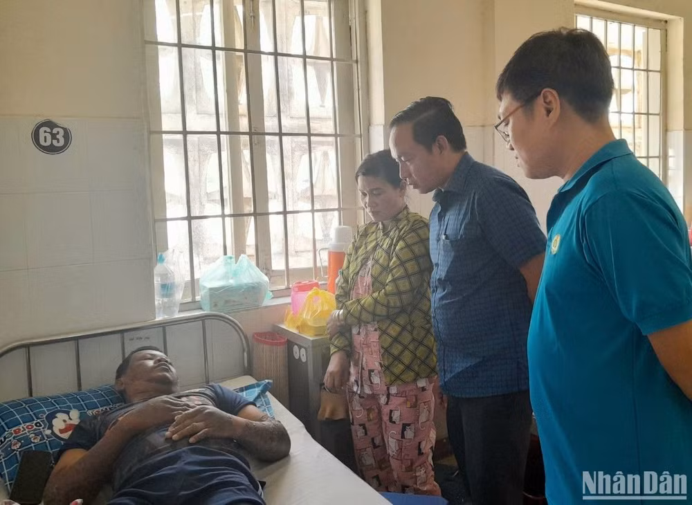 Lãnh đạo Liên đoàn Lao động tỉnh Bình Dương thăm hỏi công nhân Thạch Ra đang điều trị tại Bệnh viện đa khoa tỉnh Bình Dương.