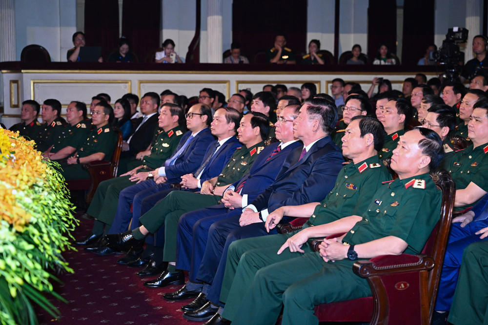 Các đồng chí lãnh đạo Đảng, Nhà nước và các đại biểu dự chương trình. Các đồng chí lãnh đạo Đảng, Nhà nước và các đại biểu dự chương trình.