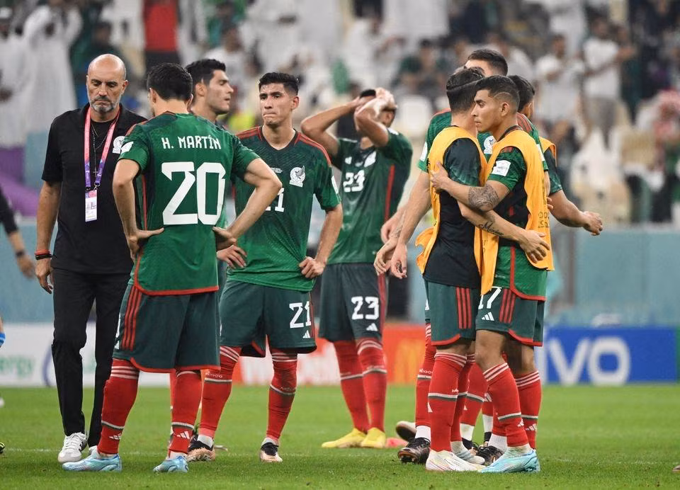 Sự thất vọng của các cầu thủ Mexico khi không thể giành tấm vé đi tiếp vào vòng 1/8 World Cup 2022. (Ảnh: Reuters)