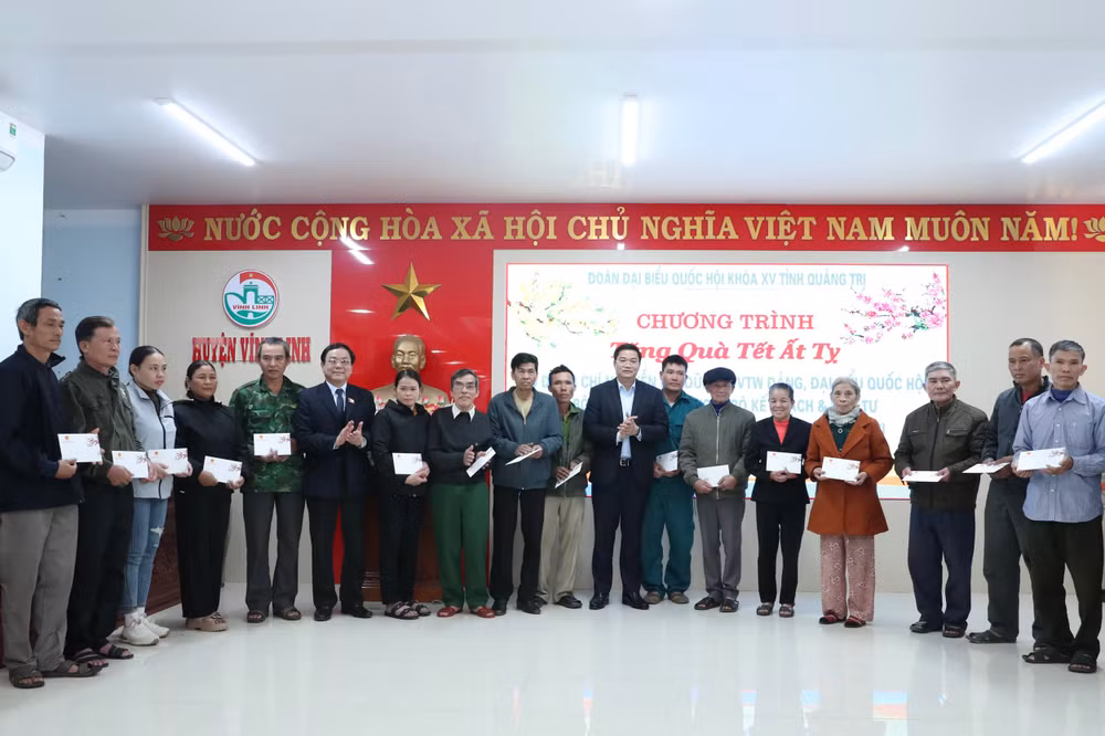 Thứ trưởng Kế hoạch và Đầu tư Nguyễn Đức Tâm tặng quà cho các gia đình chính sách, hộ nghèo huyện Vĩnh Linh (Quảng Trị).