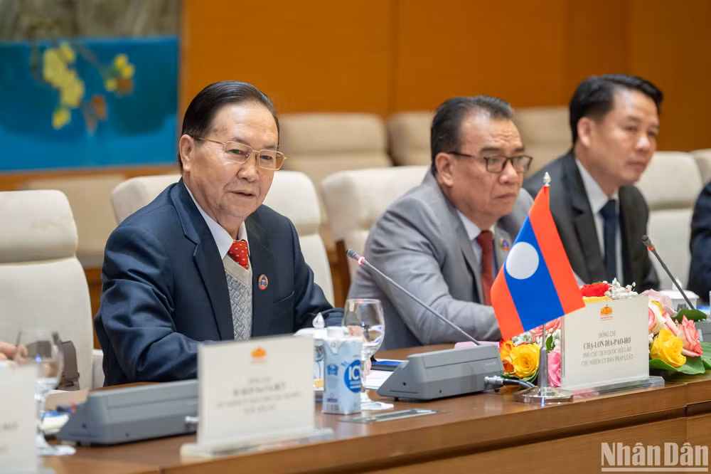 Phó Chủ tịch Quốc hội Lào Chaleun Yiapaoher cùng các thành viên Đoàn công tác. (Ảnh: DUY LINH)