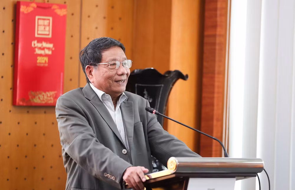 PGS, TS Đặng Văn Bài, Phó Chủ tịch Hội đồng Di sản văn hóa Quốc gia bày tỏ ấn tượng với các ấn phẩm lịch năm 2024 của Nhà xuất bản.