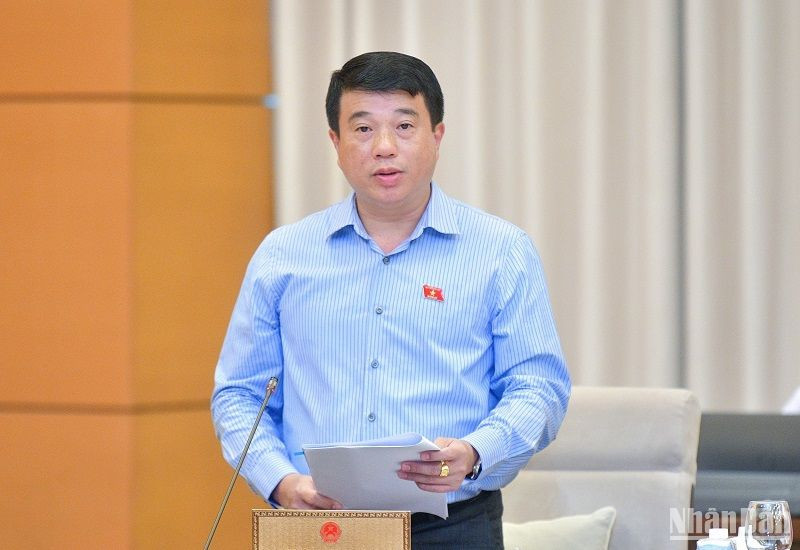 Chủ tịch Hội đồng Dân tộc của Quốc hội Y Thanh Hà Niê Kđăm, Phó Trưởng đoàn Thường trực Đoàn giám sát báo cáo tại phiên họp chiều 17/8. (Ảnh: DUY LINH)