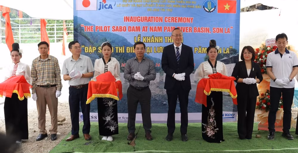 Các đại biểu cắt băng khánh thành đập Sabo lưu vực Nặm Păm. (Ảnh: THẾ ĐOÀN)