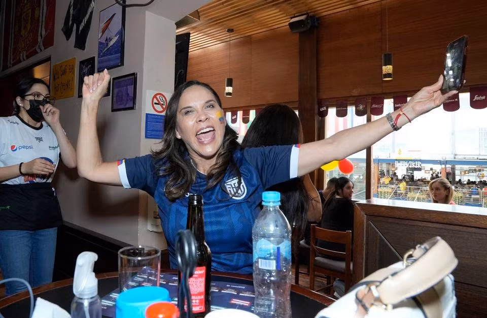 Một fan hâm mộ Ecuador ăn mừng đầy phấn khích sau khi tiếng còi chung cuộc cất lên. (Ảnh: Reuters)