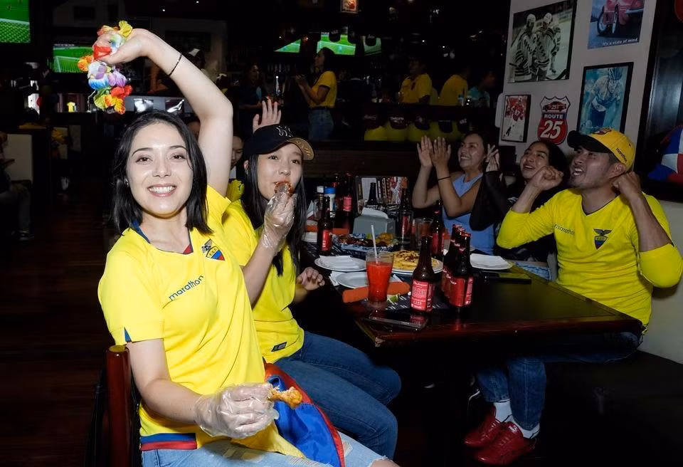 Người hâm mộ ở thành phố Quito, Ecuador ăn mừng sau khi Valencia nhân đôi cách biệt cho đại diện bóng đá Nam Mỹ. (Ảnh: Reuters)