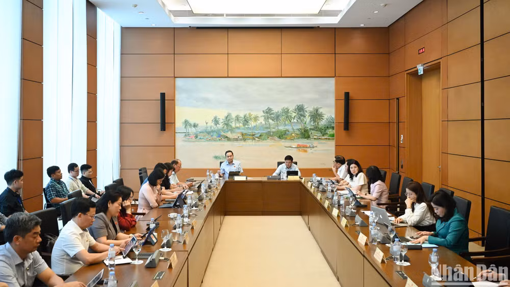 Quang cảnh phiên thảo luận ở Tổ 13 chiều 6/5. (Ảnh: DUY LINH)