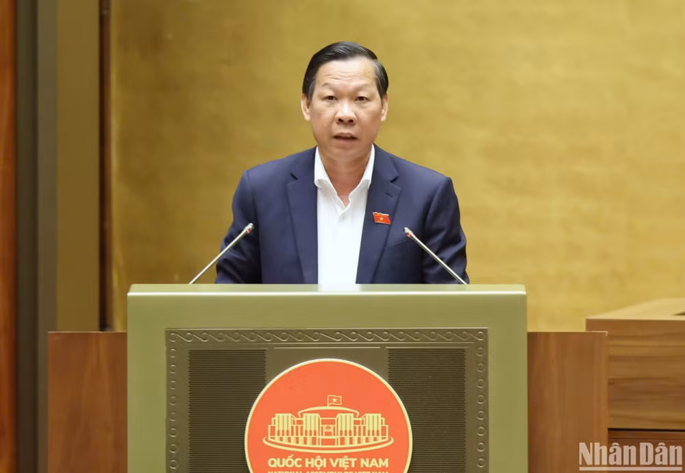 Chủ nhiệm Ủy ban Kinh tế và Tài chính Phan Văn Mãi trình bày báo cáo thẩm tra. (Ảnh: DUY LINH)