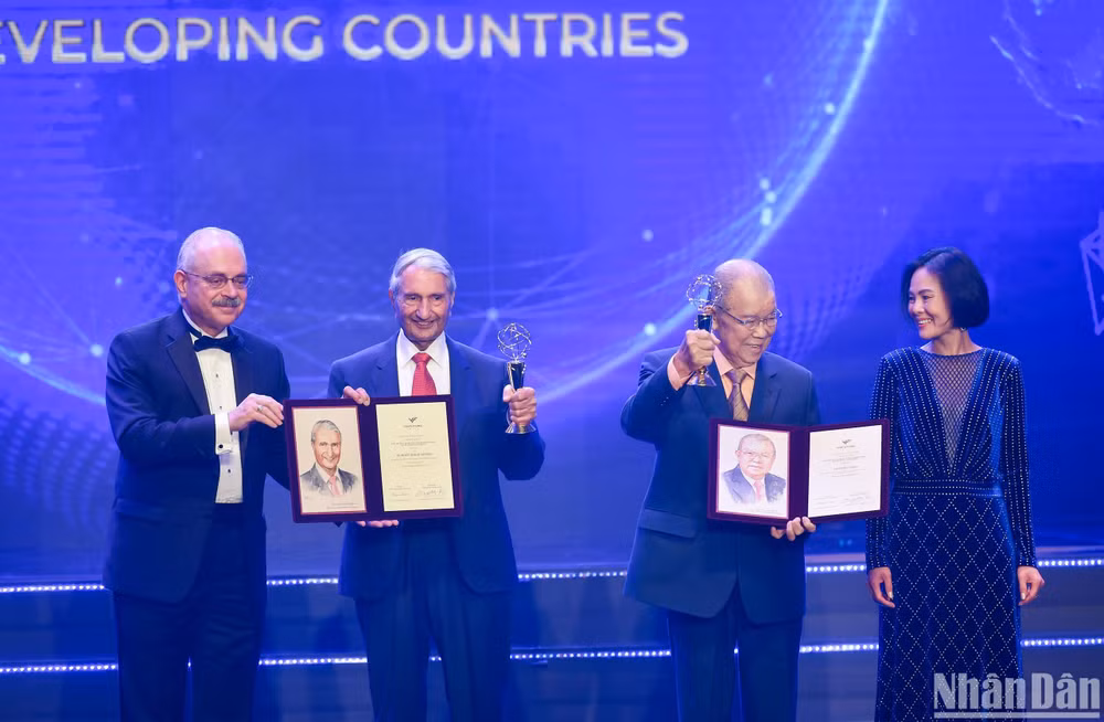 Đồng Chủ tịch Hội đồng sơ khảo, Giáo sư Nguyễn Thục Quyên và Giáo sư Albert Pisano trao cup và chứng nhận đến hai nhà khoa học đạt giải. (Ảnh: THÀNH ĐẠT)