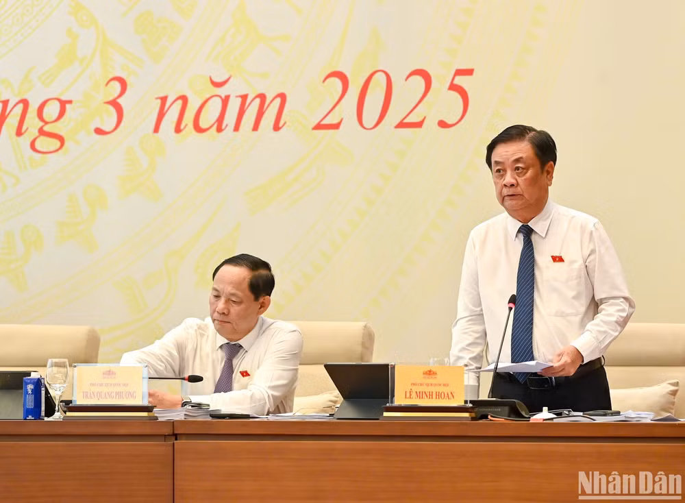 Phó Chủ tịch Quốc hội Lê Minh Hoan điều hành nội dung thảo luận. (Ảnh: DUY LINH)