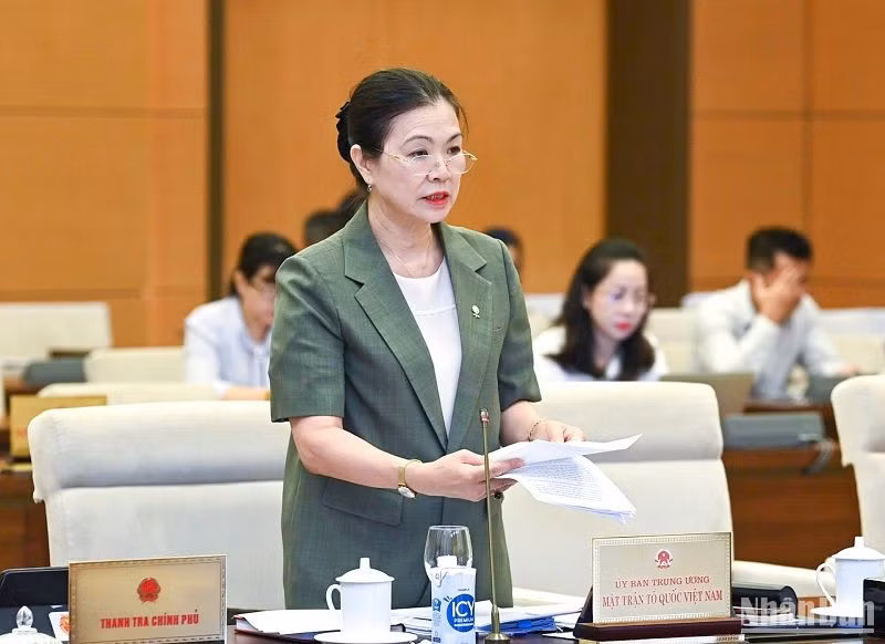 Phó Chủ tịch Ủy ban Trung ương MTTQ Việt Nam Trương Thị Ngọc Ánh báo cáo tại phiên họp sáng 16/8. (Ảnh: DUY LINH)