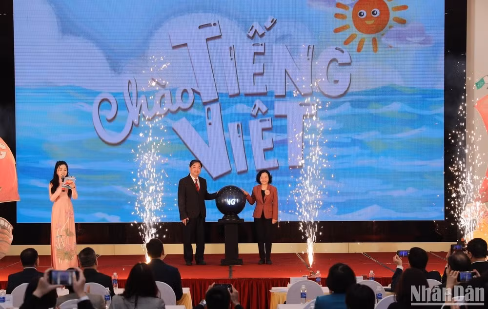 Các đại biểu ấn nút khởi động chương trình truyền hình "Chào tiếng Việt".