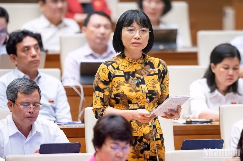 Đại biểu Nguyễn Thị Việt Nga tham gia ý kiến thảo luận. (Ảnh: ĐĂNG KHOA)