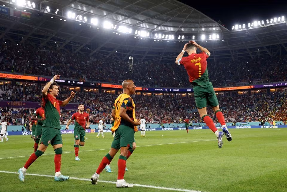 Pha ăn mừng quen thuộc của CR7 sau khi ghi bàn mở tỷ số cho Bồ Đào Nha. (Ảnh: Reuters)