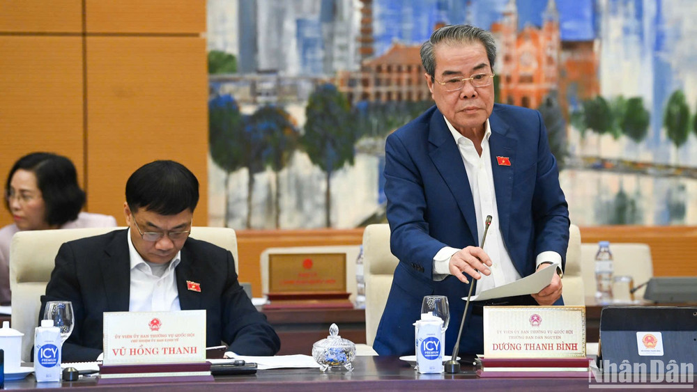 Trưởng Ban Dân nguyện Dương Thanh Bình trình bày báo cáo công tác dân nguyện của Quốc hội tháng 12/2024. (Ảnh: DUY LINH)