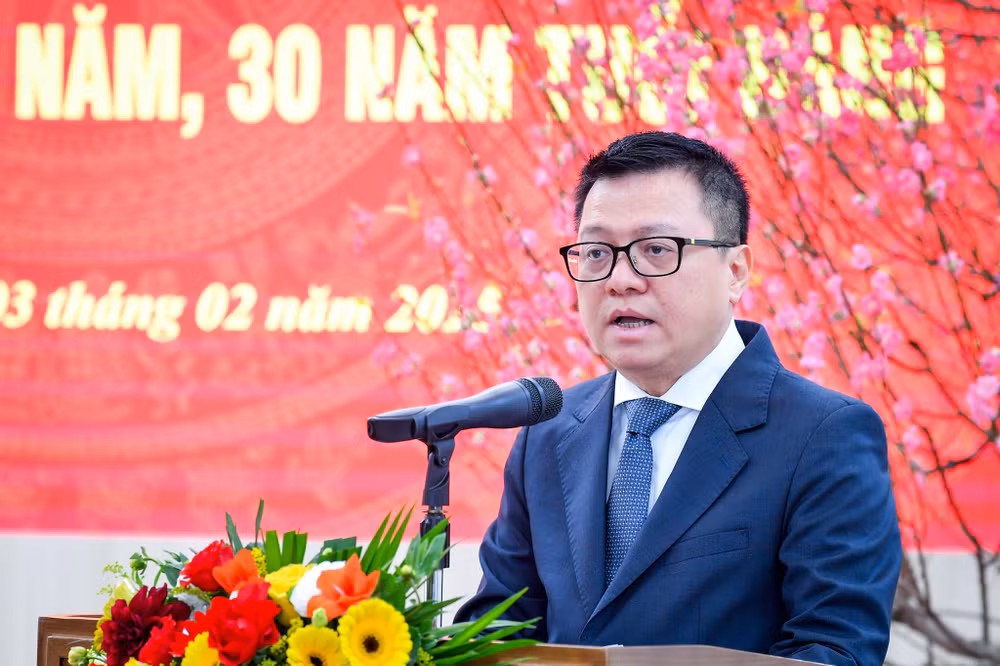 Đồng chí Lê Quốc Minh, Tổng Biên tập, Bí thư Đảng ủy Báo Nhân Dân đọc diễn văn kỷ niệm 95 năm Ngày thành lập Đảng tại buổi lễ. (Ảnh: THÀNH ĐẠT)