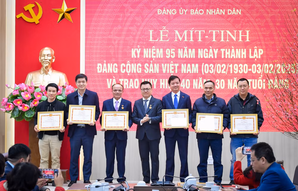 Đồng chí Lê Quốc Minh, Tổng Biên tập, Bí thư Đảng ủy Báo Nhân Dân trao Giấy khen tặng 6 đảng bộ, chi bộ trực thuộc đạt tiêu chuẩn “Hoàn thành xuất sắc nhiệm vụ” năm 2024. (Ảnh: THÀNH ĐẠT)